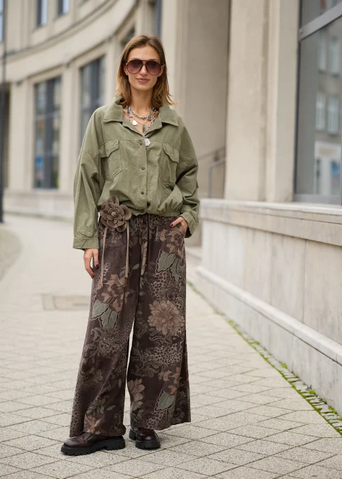 Koszula damska oversize w kolorze khaki, z dwiema kieszeniami na piersi, szerokimi rękawami i elastycznym dołem.