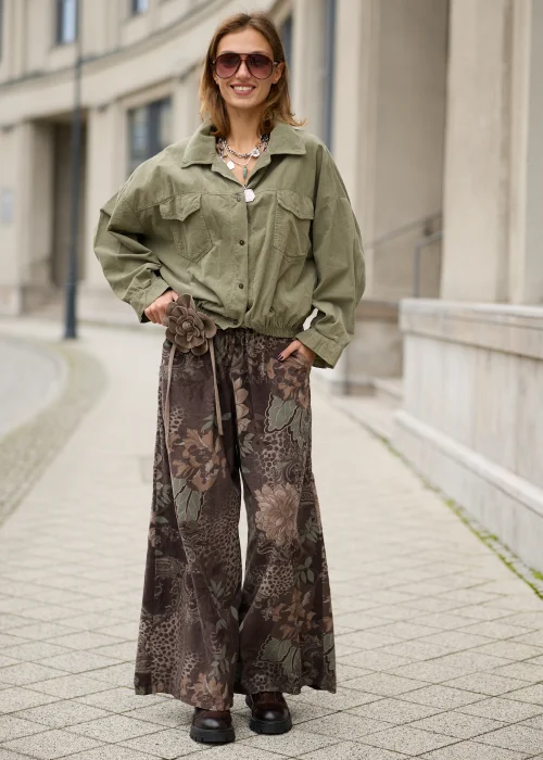 Koszula damska oversize w kolorze khaki, z dwiema kieszeniami na piersi, szerokimi rękawami i elastycznym dołem.