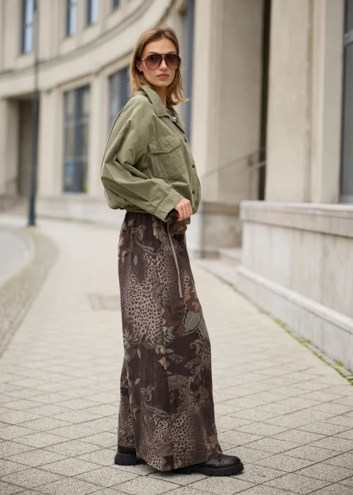 Koszula damska oversize w kolorze khaki, z dwiema kieszeniami na piersi, szerokimi rękawami i elastycznym dołem.