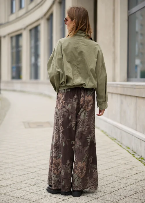 Koszula damska oversize w kolorze khaki, z dwiema kieszeniami na piersi, szerokimi rękawami i elastycznym dołem.