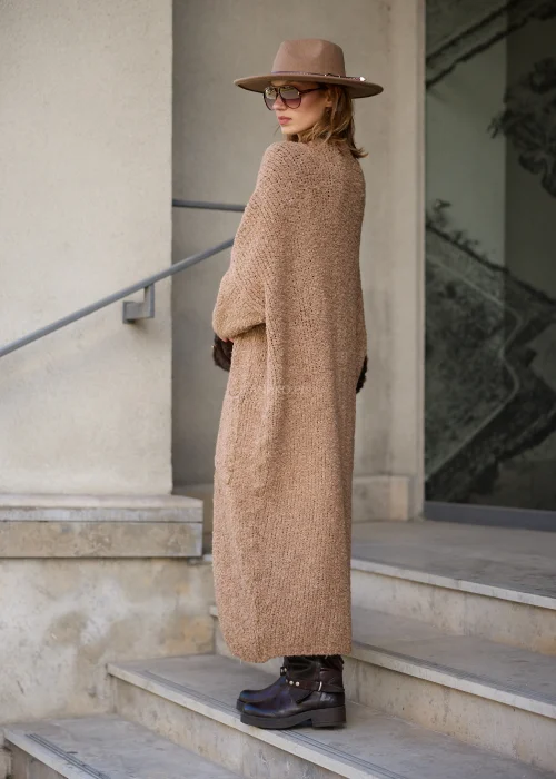 Beżowy kardigan damski maxi oversize z dzianiny boucle, z dekoltem V, zapięciem na guzik i naszywanymi kieszeniami.