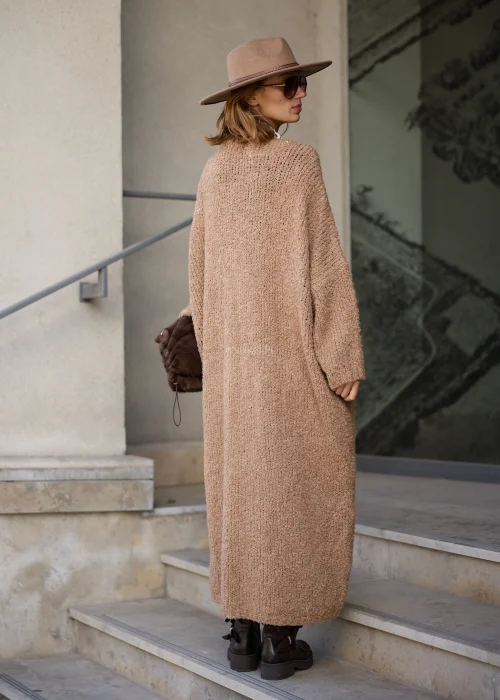 Beżowy kardigan damski maxi oversize z dzianiny boucle, z dekoltem V, zapięciem na guzik i naszywanymi kieszeniami.