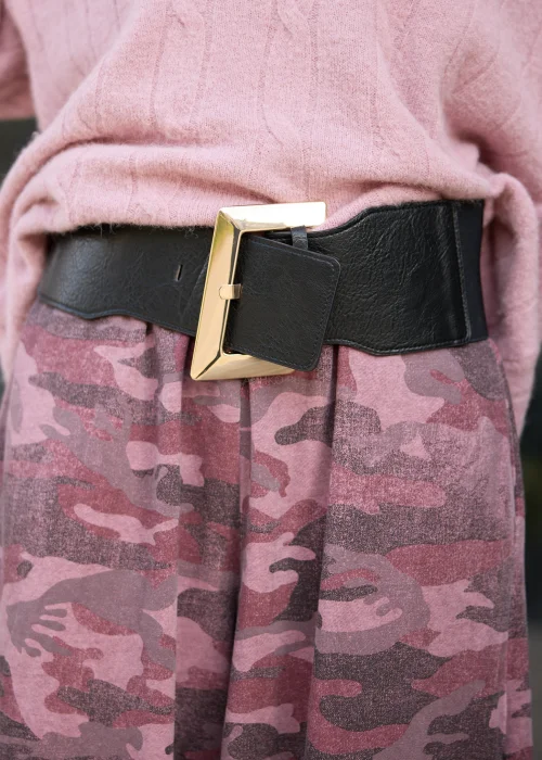 Czarny pasek damski Ilmadris Elastic z dużą złotą klamrą i zakończeniami o groszkowanej fakturze skóry. Elegancki szeroki pasek elastyczny do sukienek i marynarek.
