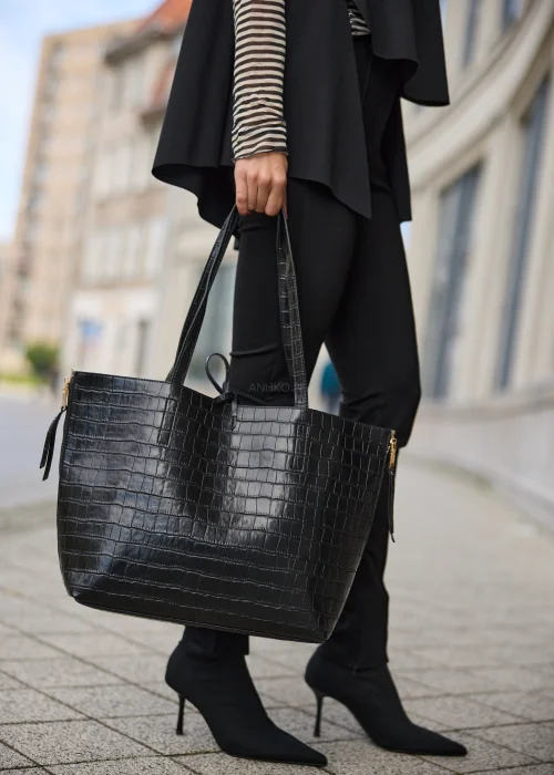 Duża torebka shopper damska w czarnym kolorze z tłoczeniem imitującym skórę krokodyla, wyposażona w dopasowaną kosmetyczkę i złote detale.
