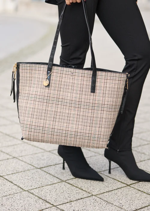Duża torebka shopper damska w czarnym kolorze z tłoczeniem imitującym skórę krokodyla, wyposażona w dopasowaną kosmetyczkę i złote detale.