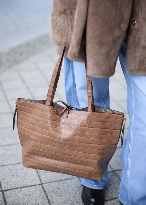 Duża torebka shopper damska w beżowym kolorze z tłoczeniem imitującym skórę krokodyla, wyposażona w dopasowaną kosmetyczkę i złote detale.