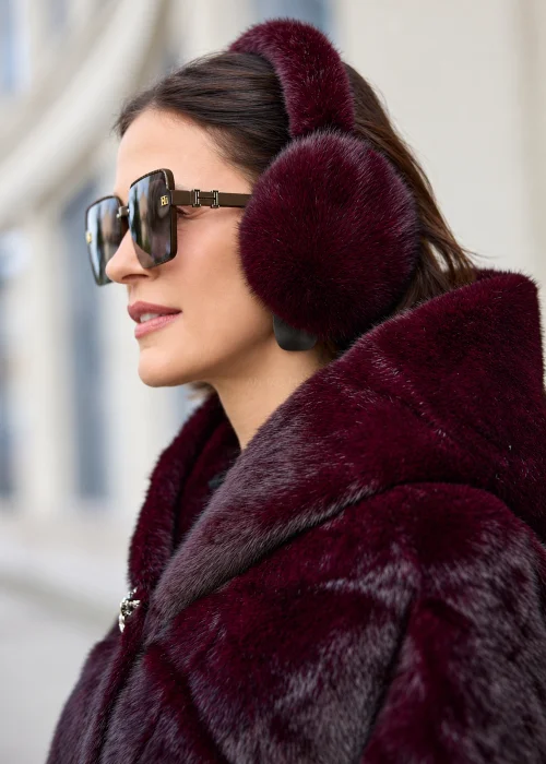 Puszyste nauszniki damskie Cold Protect w głębokim burgundowym kolorze. Duże futerkowe osłony i miękko wykończony pałąk tworzą elegancki dodatek do płaszcza lub kurtki.