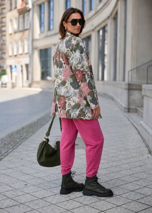 Elegancka marynarka w floral print z długim rękawem i swobodnym krojem, idealna do stylizacji smart casual.