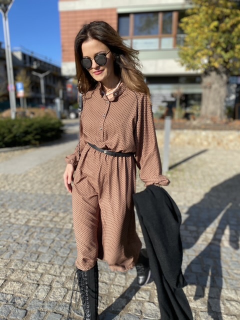 Brązowa sukienka midi z drobnym geometrycznym wzorem, długim rękawem, kołnierzykiem i paskiem w talii.