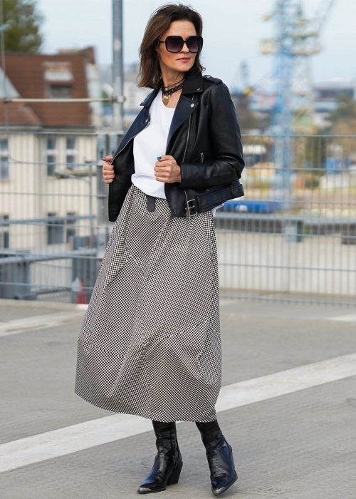 Damska spódnica bombka midi w czarno-białą szachownicę z kieszeniami, zestawiona z białą koszulą. Model o objętościowym kroju i elastycznym pasie.