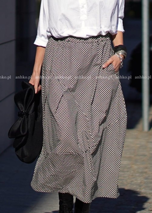 Damska spódnica bombka midi w czarno-białą szachownicę z kieszeniami, zestawiona z białą koszulą. Model o objętościowym kroju i elastycznym pasie.