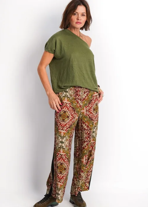 Zielona lniana bluzka damska oversize z szerokim dekoltem i asymetrycznym dołem. Model wykonany w 100% z naturalnego lnu do codziennych stylizacji.