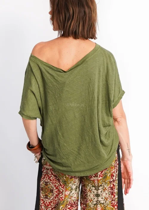 Zielona lniana bluzka damska oversize z szerokim dekoltem i asymetrycznym dołem. Model wykonany w 100% z naturalnego lnu do codziennych stylizacji.