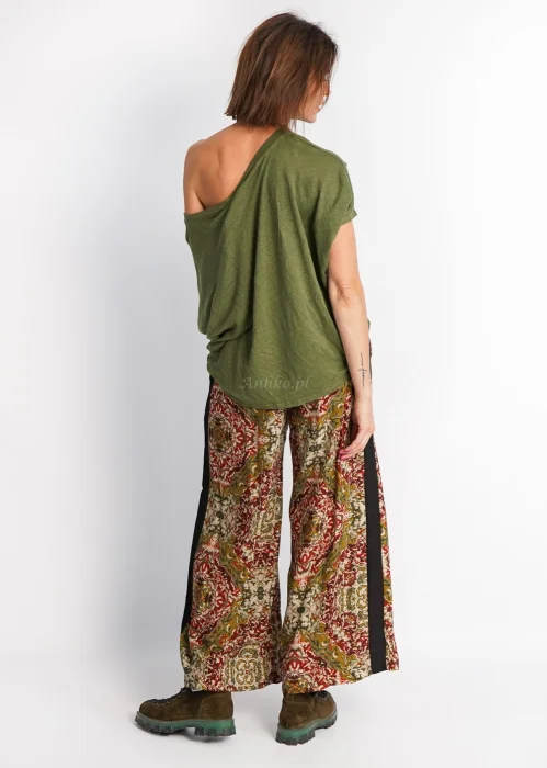 Zielona lniana bluzka damska oversize z szerokim dekoltem i asymetrycznym dołem. Model wykonany w 100% z naturalnego lnu do codziennych stylizacji.