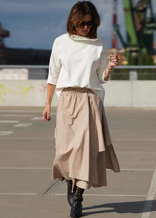 Biała bluzka oversize z półgolfem i rękawami 3/4. Minimalistyczny fason z wydłużonym tyłem do eleganckich i codziennych stylizacji.