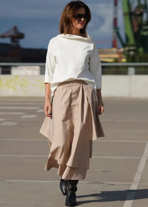 Biała bluzka oversize z półgolfem i rękawami 3/4. Minimalistyczny fason z wydłużonym tyłem do eleganckich i codziennych stylizacji.