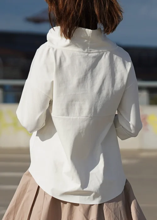 Biała bluzka oversize z półgolfem i rękawami 3/4. Minimalistyczny fason z wydłużonym tyłem do eleganckich i codziennych stylizacji.