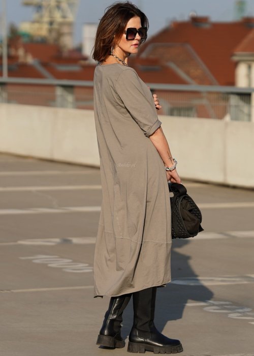 Sukienka maxi w kolorze taupe z rękawem 3/4 i delikatną bombką u dołu, wykonana z bawełny, stylizowana z czarnymi kozakami w miejskim looku.