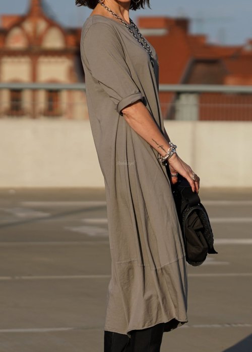 Sukienka maxi w kolorze taupe z rękawem 3/4 i delikatną bombką u dołu, wykonana z bawełny, stylizowana z czarnymi kozakami w miejskim looku.