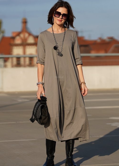 Sukienka maxi w kolorze taupe z rękawem 3/4 i delikatną bombką u dołu, wykonana z bawełny, stylizowana z czarnymi kozakami w miejskim looku.