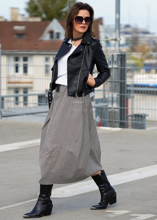 Damska spódnica bombka midi w czarno-białą szachownicę z kieszeniami, zestawiona z białą koszulą. Model o objętościowym kroju i elastycznym pasie.