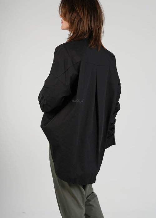 Czarna koszula damska oversize o wydłużonym kroju, długi rękaw, luźny fason, gładki lekki materiał
