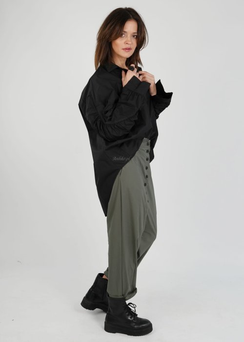 Czarna koszula damska oversize o wydłużonym kroju, długi rękaw, luźny fason, gładki lekki materiał