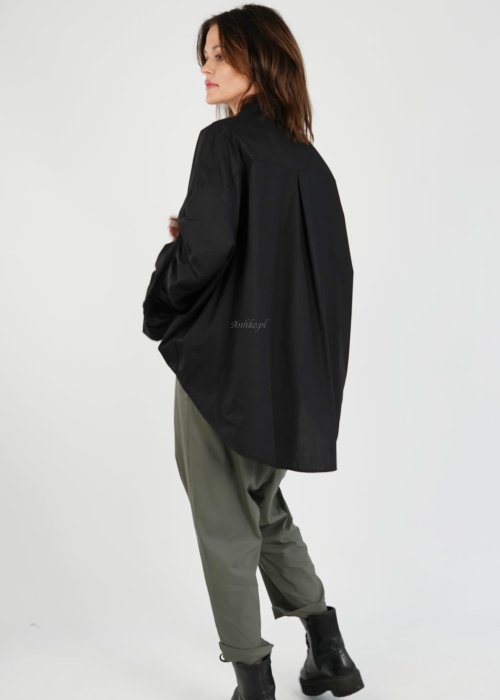 Czarna koszula damska oversize o wydłużonym kroju, długi rękaw, luźny fason, gładki lekki materiał