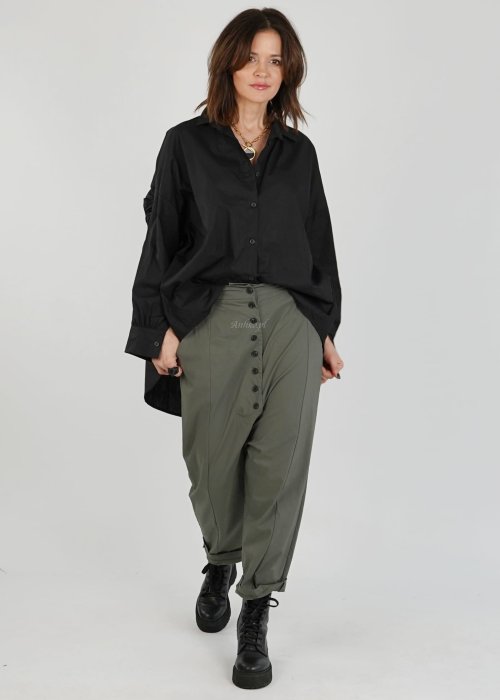 Czarna koszula damska oversize o wydłużonym kroju, długi rękaw, luźny fason, gładki lekki materiał