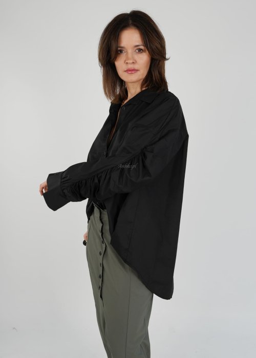 Czarna koszula damska oversize o wydłużonym kroju, długi rękaw, luźny fason, gładki lekki materiał