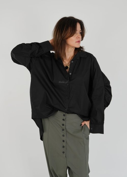 Czarna koszula damska oversize o wydłużonym kroju, długi rękaw, luźny fason, gładki lekki materiał