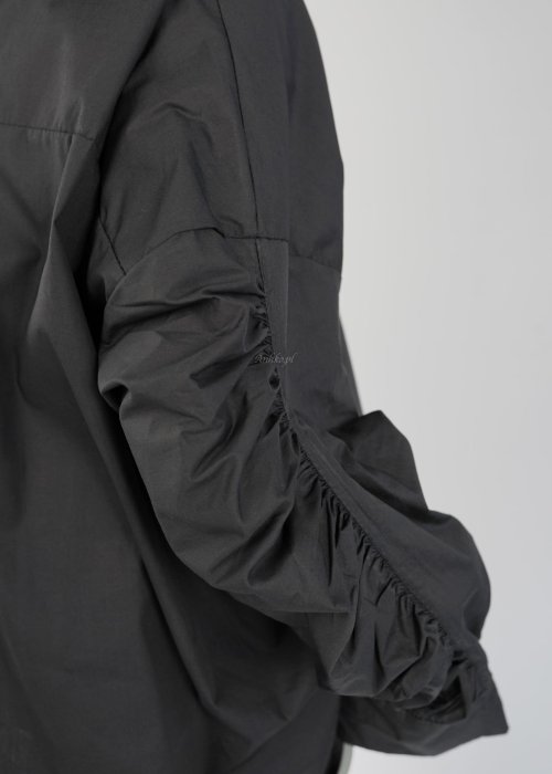 Czarna koszula damska oversize o wydłużonym kroju, długi rękaw, luźny fason, gładki lekki materiał