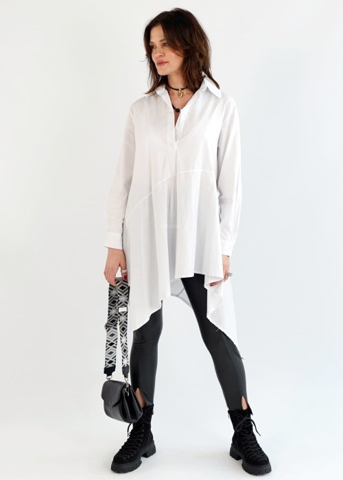 Biała asymetryczna koszula damska oversize o wydłużonym tyle, długi rękaw, lekki naturalny materiał