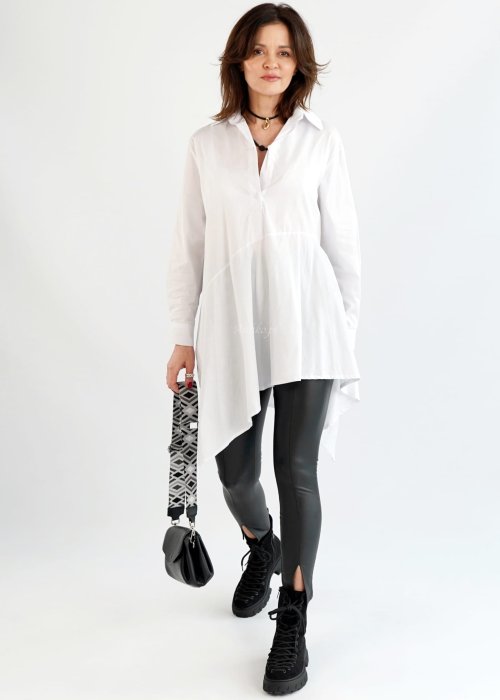 Biała asymetryczna koszula damska oversize o wydłużonym tyle, długi rękaw, lekki naturalny materiał
