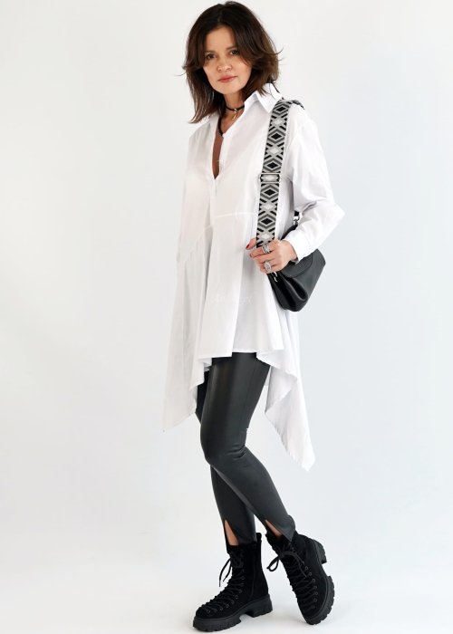Biała asymetryczna koszula damska oversize o wydłużonym tyle, długi rękaw, lekki naturalny materiał