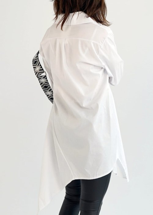 Biała asymetryczna koszula damska oversize o wydłużonym tyle, długi rękaw, lekki naturalny materiał
