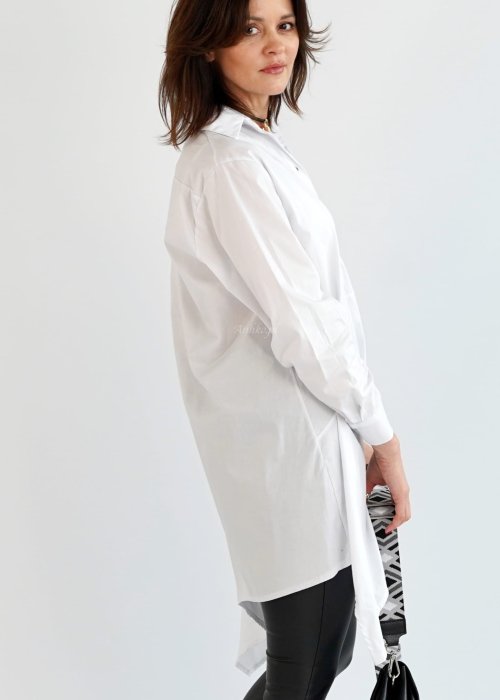Biała asymetryczna koszula damska oversize o wydłużonym tyle, długi rękaw, lekki naturalny materiał