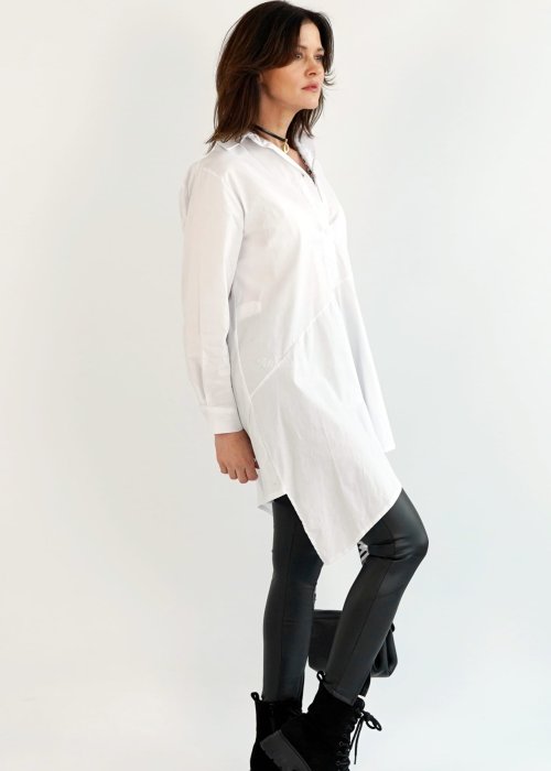 Biała asymetryczna koszula damska oversize o wydłużonym tyle, długi rękaw, lekki naturalny materiał