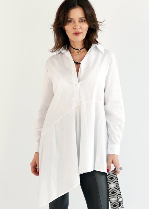Biała asymetryczna koszula damska oversize o wydłużonym tyle, długi rękaw, lekki naturalny materiał