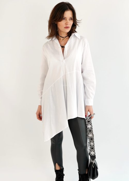 Biała asymetryczna koszula damska oversize o wydłużonym tyle, długi rękaw, lekki naturalny materiał