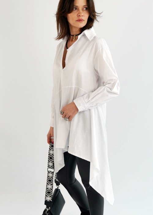Biała asymetryczna koszula damska oversize o wydłużonym tyle, długi rękaw, lekki naturalny materiał