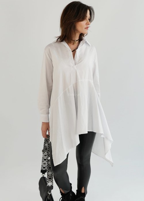 Biała asymetryczna koszula damska oversize o wydłużonym tyle, długi rękaw, lekki naturalny materiał