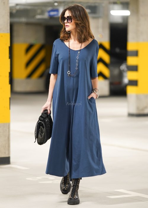 Granatowy kombinezon damski Blan Blue o długości maxi z szerokimi nogawkami, krótkim rękawem i okrągłym dekoltem, wykonany z lejącego materiału o miękkim układaniu.