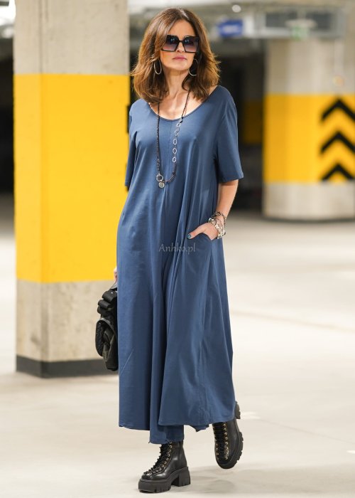 Granatowy kombinezon damski Blan Blue o długości maxi z szerokimi nogawkami, krótkim rękawem i okrągłym dekoltem, wykonany z lejącego materiału o miękkim układaniu.