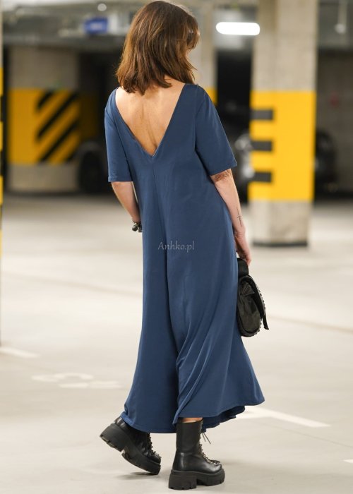 Granatowy kombinezon damski Blan Blue o długości maxi z szerokimi nogawkami, krótkim rękawem i okrągłym dekoltem, wykonany z lejącego materiału o miękkim układaniu.