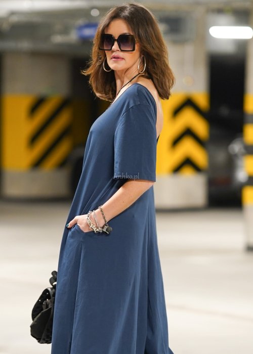 Granatowy kombinezon damski Blan Blue o długości maxi z szerokimi nogawkami, krótkim rękawem i okrągłym dekoltem, wykonany z lejącego materiału o miękkim układaniu.