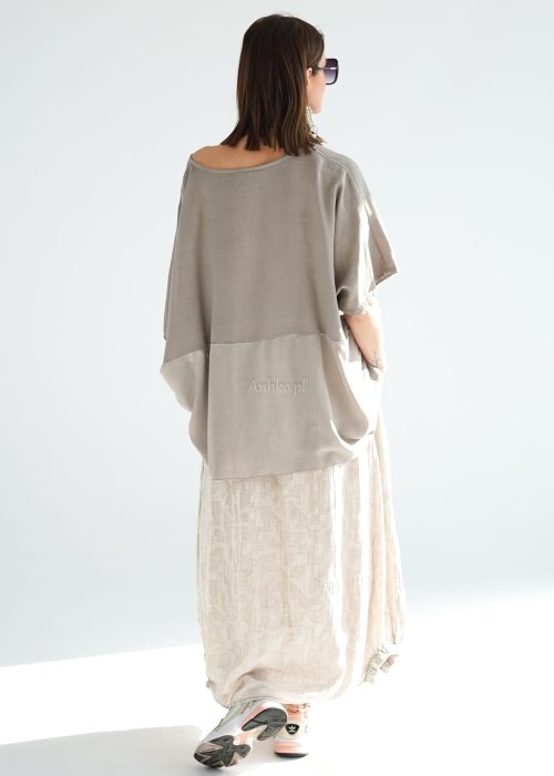 Bluzka oversize w kolorze taupe z szerokim rękawem i luźnym krojem. Stylizacja z jasną spódnicą i biżuterią w stylu boho.