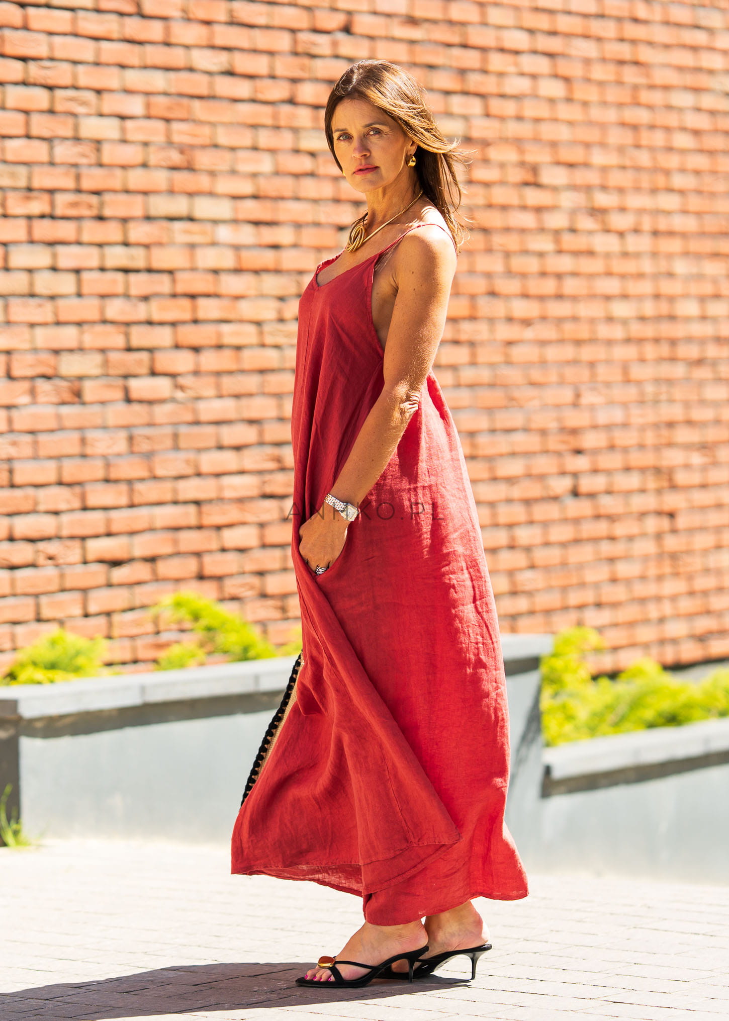 Kobieca stylizacja z naturalną sukienką z lnu w kolorze koralowym – moda na lato