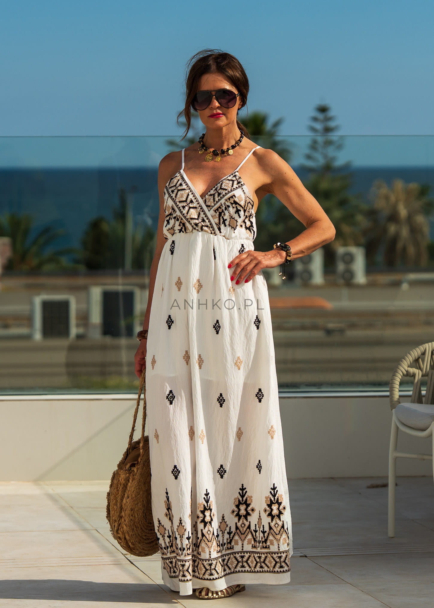 Śmietankowa sukienka boho z haftami, przewiewna stylizacja na lato dla kobiet ceniących luz i elegancję