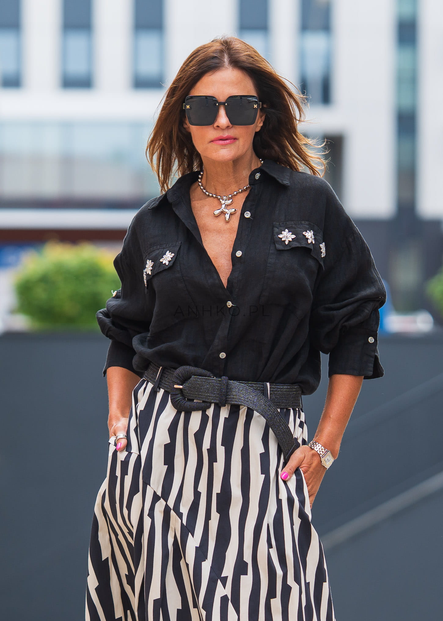 Czarna koszula damska z lnu, długi rękaw podwinięty, klasyczny kołnierzyk, kieszenie z ozdobnymi aplikacjami, styl elegancki casual